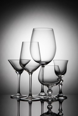 Gri gradyan arkaplanda cam kadehler