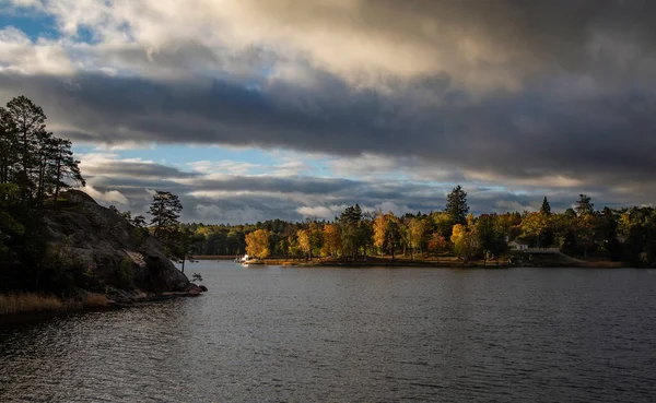 Gustavsberg Céu Escuro Tempestuoso Sobre Lago — Fotografia de Stock