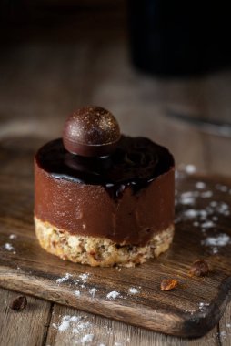 Tahta kesme tahtasındaki çikolatalı kek.