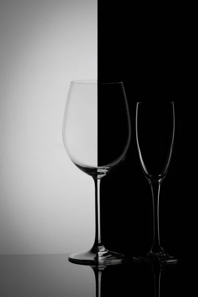 Zwei Glasbecher Auf Einem Gradienten Hintergrund — Stockfoto