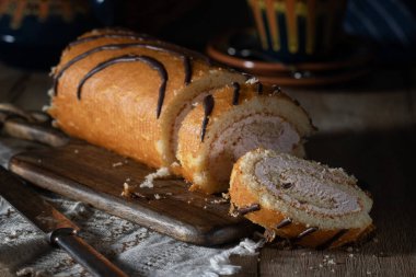 Krem peynir yuvarlanır ahşap bir masada