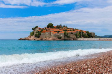 Sveti Stefan Adası. Güneşli yaz gün