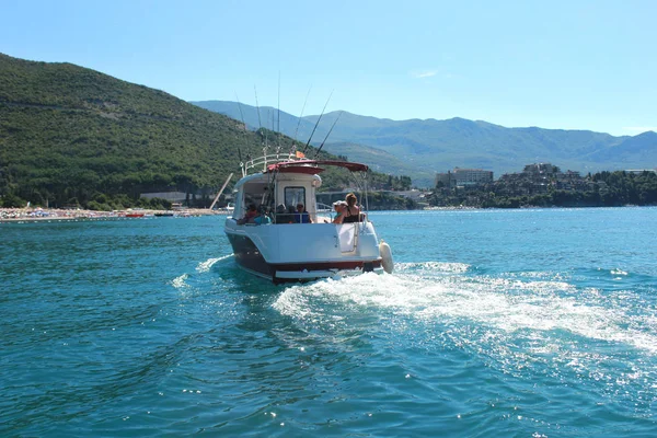 Budva Karadağ - 24.07.2018. Yazı işleri. Denizde yelken sürat teknesi