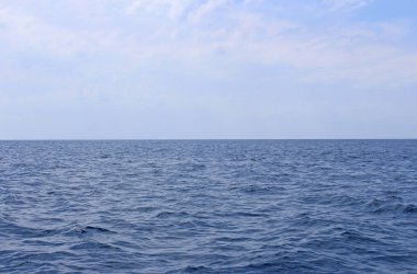 Deniz deniz horizon ve neredeyse açık derin mavi gökyüzü ile. Arka plan.