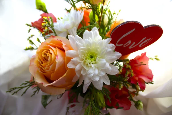 Valentinstag-Konzept. schöner Blumenstrauß mit herzförmigem Zeichen — Stockfoto