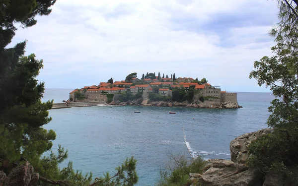 Sveti Stefan Adası, Karadağ. Güneşli yaz gün.
