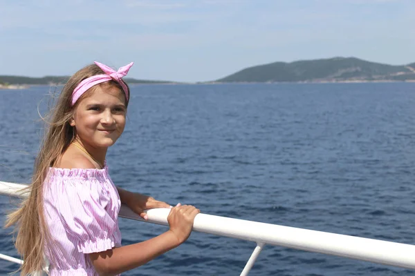 mutlu küçük kız denizde yaz gülümseyen bir tekne yelken yolculuk