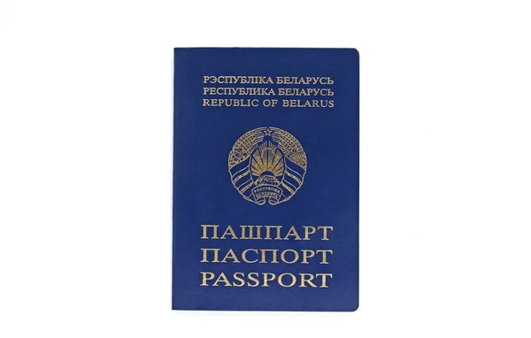 Beyaz bir arka plan üzerinde Beyaz Rusya pasaportu. İzole
