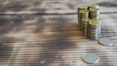 Yazı tura küçük, düz, öncelikle bir takas aracı veya yasal para olarak kullanılan plastik veya metal parça yuvarlak bir.