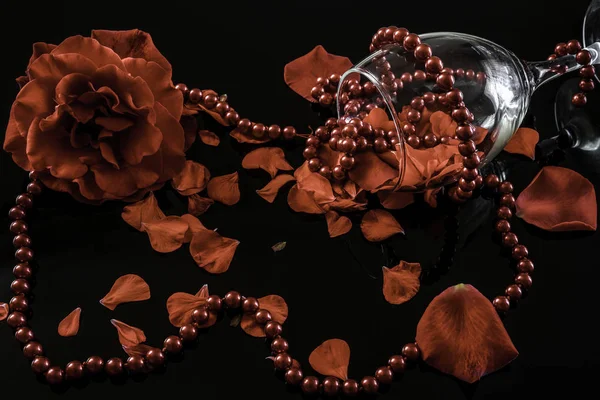 Gül yaprakları ve inci kolye ile romantik dekorasyon