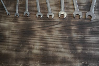 Mekanik araç masanın üstüne derlenmiş