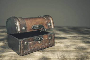 Eski bir tahta bavul