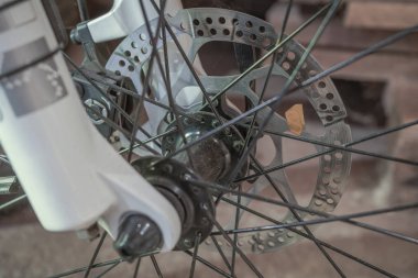 Hidrolik fren disk üzerinde bisiklet