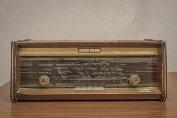 Old radio on a wooden table — Stock Photo, Image