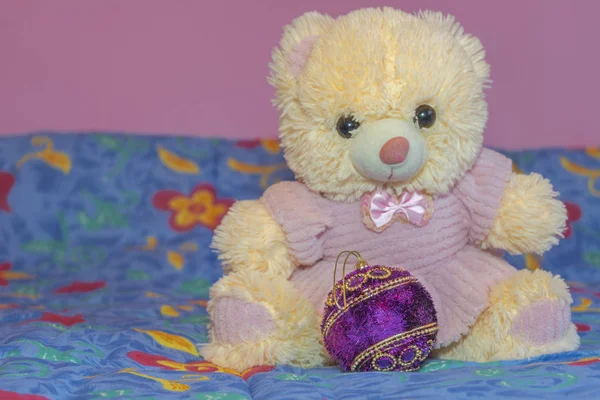 Oyuncak ayı ile Noel ağacı süsle