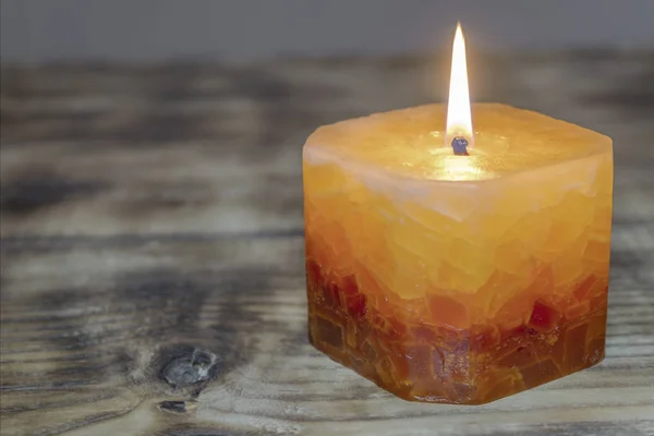 Свечи на деревянном столе — стоковое фото