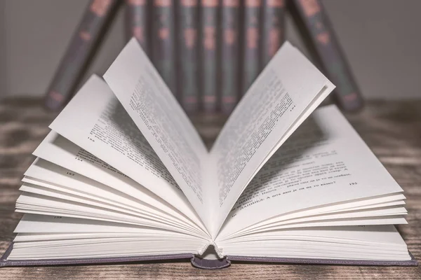 Masanın üzerinde açık bir kitap