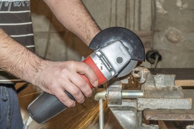 Elinde bir el değirmeni bir Ustayla