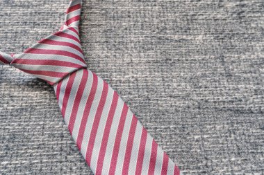 Tekstil arka plan üzerinde bağlı bir kravat