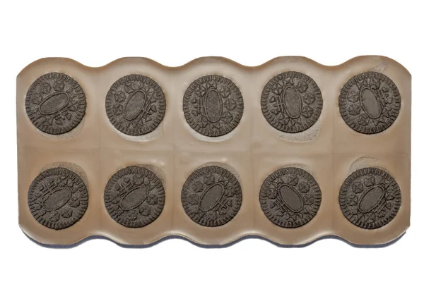 Siyah çikolata bisküvi parçaları ile