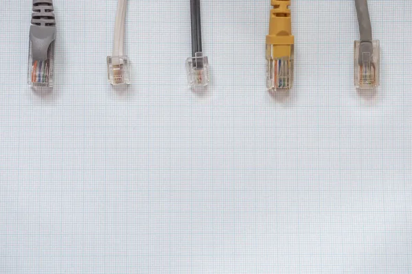 Cables de red para conexión sobre fondo milimétrico — Foto de Stock