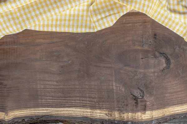 Ahşap bir retro masa üzerine sarı kumaş