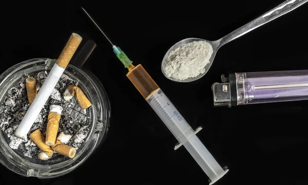 Bir şırınga iğnesi sigara uyuşturucu olduğunu bugünün bağımlılığı bir hastalık