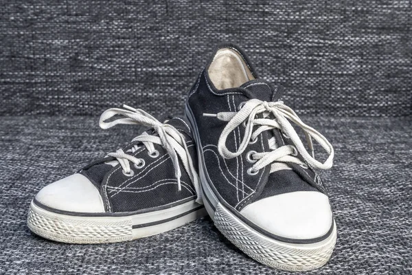 Bir çift eski spor ayakkabı tuval arka plan üzerinde