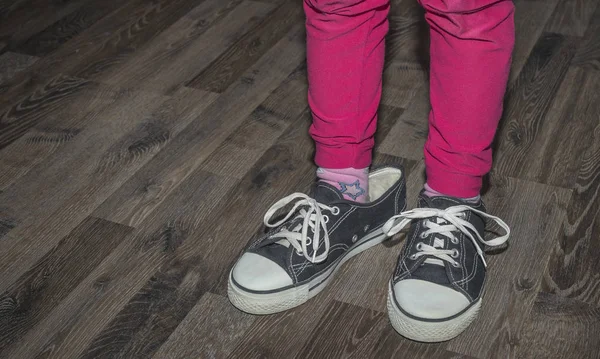 A child wears big black sneakers — Stock Photo, Image
