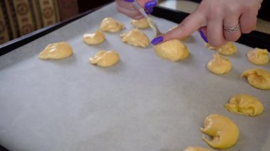 Sarı kek için hamur bir teneke içine bir kaşık ile dökme.