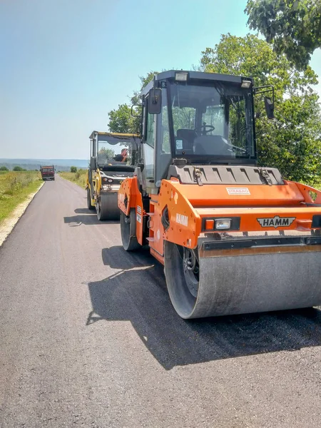 Asfaltlama makinelerde şantiye yolun üzerinde çalışmak için hazır