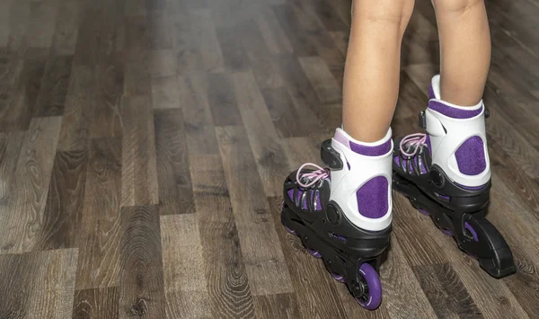 Bir kız paten sürmek