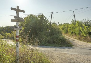 Kavşakta eski tabela