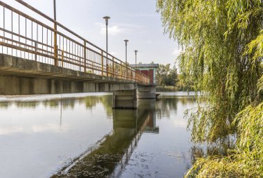 Gölün ortasına giden köprü
