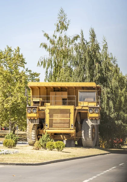 Grand camion exposé par le côté de la route — Photo