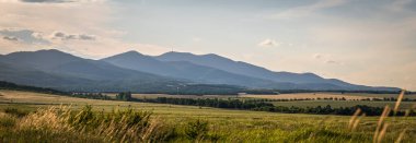 Arkaplanda günbatımı ve Delijovan dağı