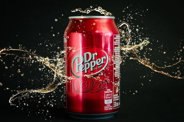 Kiev, Ukrayna - 28 Mayıs 2018: Miyim, Dr Pepper yumuşak cola içecek siyah arka plan üzerine. Dr Pepper eşsiz bir lezzet sahip olarak pazarlanan bir meşrubat var. İçki 1880 oluşturulan.
