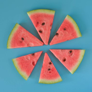 Mavi arkaplanda karpuz dilimleri