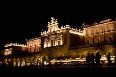 Gece zaman Main Market Square, Krakow, Polonya