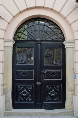 Evin girişinde eski ahşap kapı.