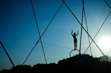 Krakow, Polonya - 12 Mayıs 2018: Köprü Krakow Kadka öfke Bernatka ya da Peder Bernatek yaya köprüsü Vistula Nehri, Krakow, Polonya. En sanatsal ve garip asma köprü, Krakow. Polonyalı ressam Jerzy Jotki K tarafından akrobatik figürler