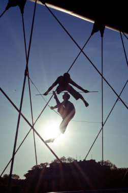 Krakow, Polonya - 12 Mayıs 2018: Köprü Krakow Kadka öfke Bernatka ya da Peder Bernatek yaya köprüsü Vistula Nehri, Krakow, Polonya. En sanatsal ve garip asma köprü, Krakow. Polonyalı ressam Jerzy Jotki K tarafından akrobatik figürler