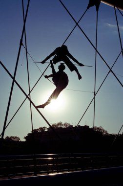 Krakow, Polonya - 12 Mayıs 2018: Köprü Krakow Kadka öfke Bernatka ya da Peder Bernatek yaya köprüsü Vistula Nehri, Krakow, Polonya. En sanatsal ve garip asma köprü, Krakow. Polonyalı ressam Jerzy Jotki K tarafından akrobatik figürler