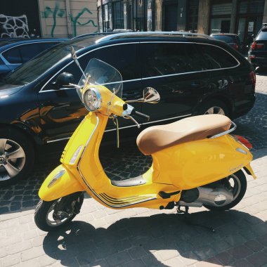 Lviv, Ukrayna - 20 Ağustos 2018: sokakta park retro sarı scooter