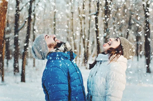 Coppia felice innamorata nella foresta invernale — Foto Stock