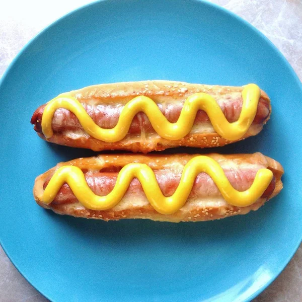 Deux Hot Dogs Sur Plaque Bleue Vue Dessus — Photo