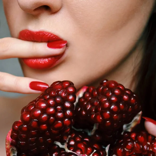 Nar closeup ile güzel bir kadın