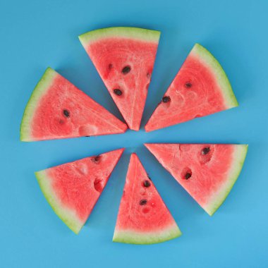 Mavi arka plan, yaz lezzetli meyve karpuz dilimleri