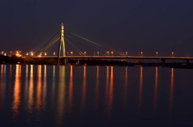 Ukrayna 'nın başkenti Kyiv şehri, Dnipro nehrinin kıyısında, sudaki yansımasıyla.