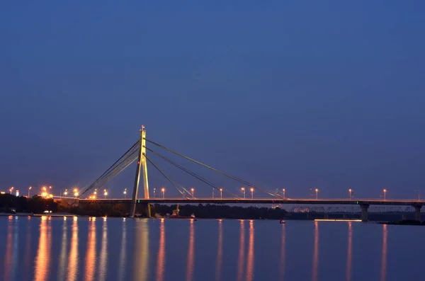 Kiev Capital Ucrania Por Noche Junto Río Dnipro Con Reflexión — Foto de Stock